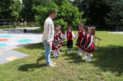 Народни танци - открит урок - ДГ Слънце - Ботевград