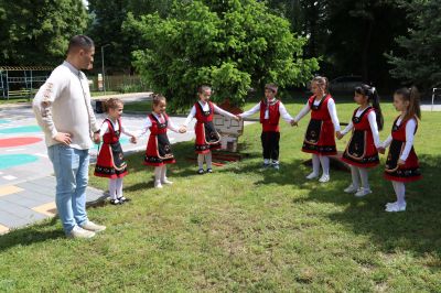 Народни танци - открит урок - ДГ Слънце - Ботевград